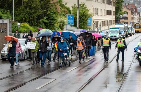 Coronakrise In Stuttgart Viele Demos Aber Viel Weniger Teilnehmer