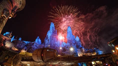 Disneyland explores ‘backside of fireworks’ with Star Wars pyro show ...