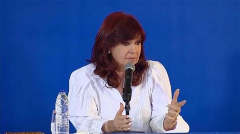 Cristina Kirchner criticó a Caputo y apuntó contra los gobernadores