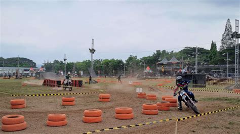 Trek Ekstrem Dan Cuaca Menantang Crosser Berjibaku Di Trial Game Dirt