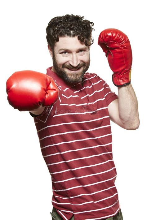 Sonrisa De Los Guantes De Boxeo Del Hombre Que Lleva Imagen De Archivo