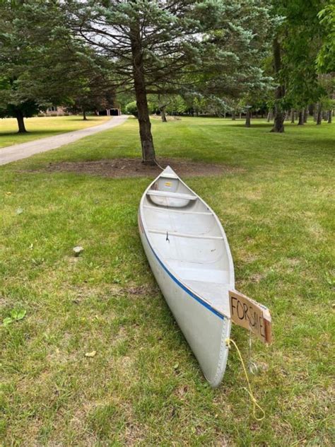 17 Used Aluminum Alumacraft Canoe Model Voyageur 17 With Two Paddles