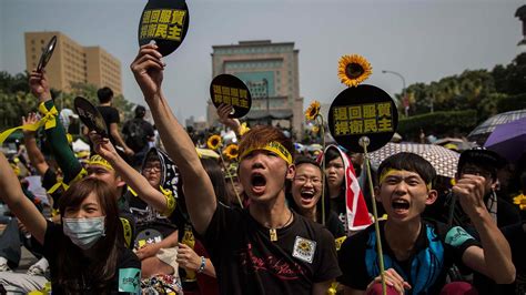 現場畫面：數十萬台灣民眾抗議服貿協議