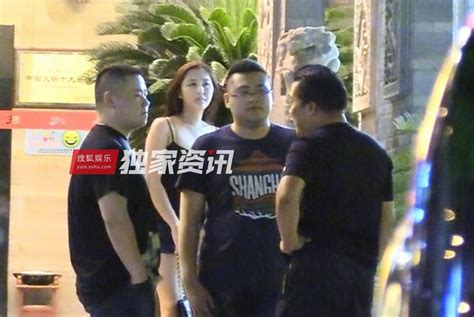 岳云鹏被曝深夜接美女进酒店一夜未出究竟是人设崩塌还是一场误会？