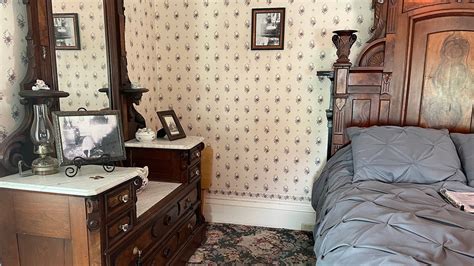 Inside The Lizzie Borden House Guests Can Stay Overnight Where People