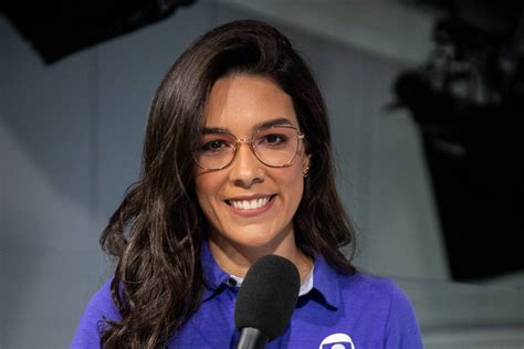 Renata Silveira Estreia Como Narradora Na Globo E Web Comemora