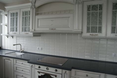 Классическая кухня с белой столешницей (76 фото) - красивые картинки и ...