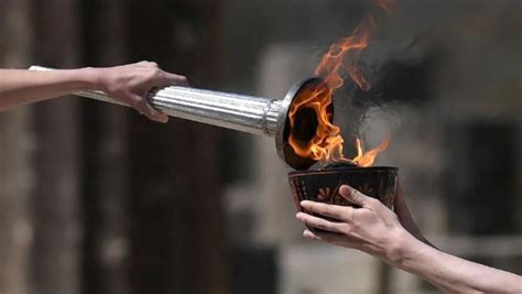 Allumage de la flamme des Jeux olympiques Paris 2024 à Olympie doù