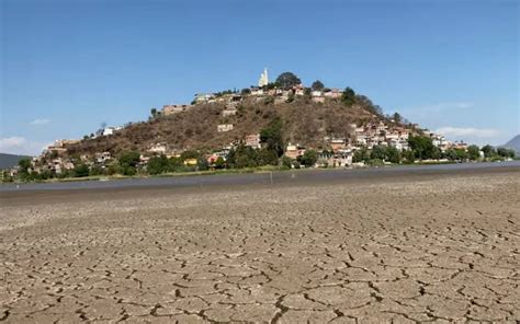 Youtuber camina sobre lago seco de Pátzcuaro y muestra efecto de la