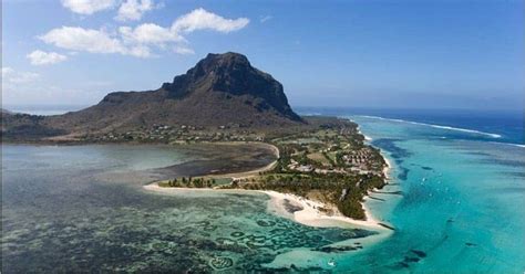 This Underwater Waterfall Illusion is Unbelievable