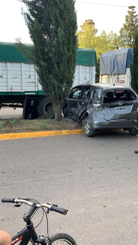 Choque entre un auto y un camión en la Av Suárez La Razon de Chivilcoy