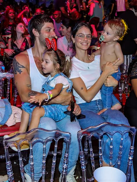 Foto Chay Suede E Laura Neiva Foram Fotografados Os Filhos Em Dia