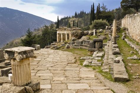 EL TEMPLO DE APOLO EN DELFOS Y SU HISTORIA