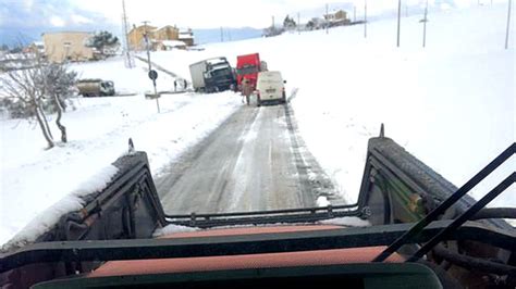 Trattori Della Coldiretti In Azione Per Liberare Le Strade Da Neve E