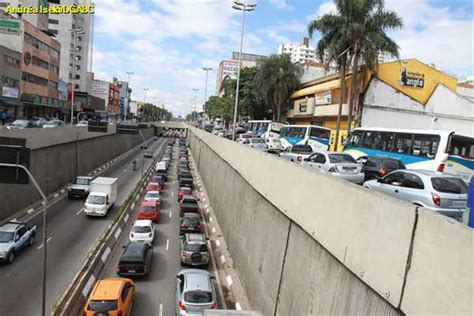 Motorista enfrenta trânsito carregado na Av Perimetral 09 11 2011