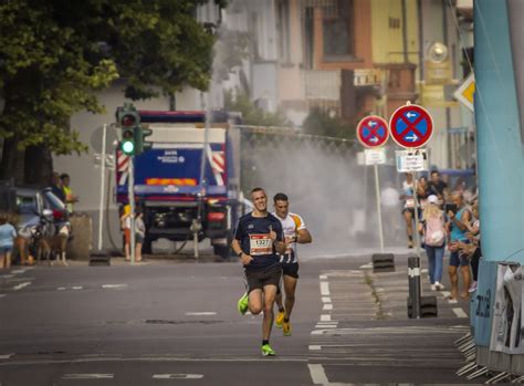 Der Emotionale Zieleinlauf Beim B2Run Dillingen Saar 2022 Gemeinsamaktiv