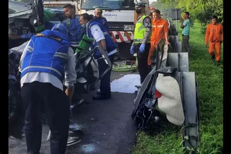 Xenia Tabrak Belakang Truck Tronton Di Tol Cipularang Satu Orang