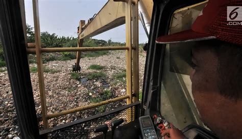 Foto Lautan Sampah Di Kali Pisang Batu Mulai Dibersihkan Foto