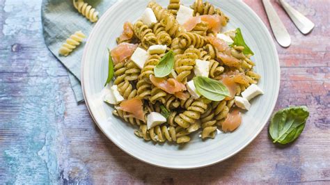 Pasta Fredda Con Salmone Affumicato E Mozzarella Ricetta Agrodolce