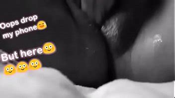 Chica juega con el coño mojado XVIDEOS