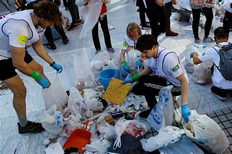 Chargement de détritus les chasseurs de déchets se battent pour un