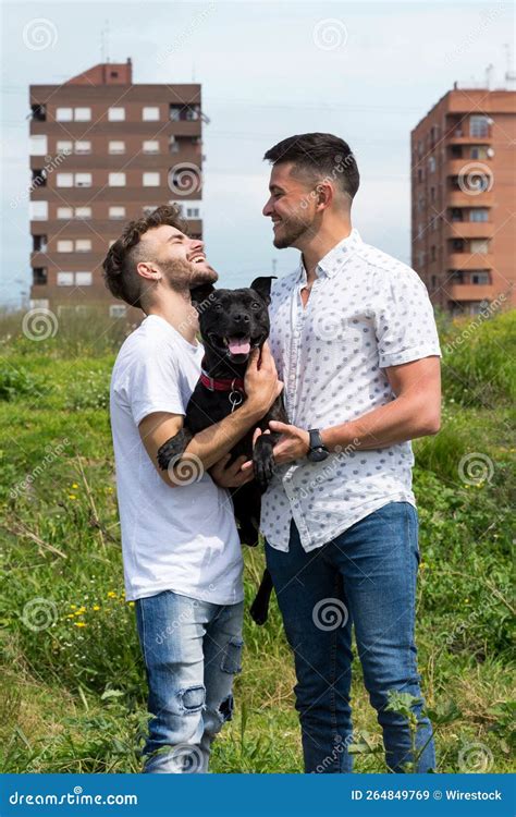 Feliz Pareja Gay Con Su Perro Imagen De Archivo Imagen De Gente