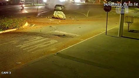 Amigos que voltavam de festa morrem após baterem carro em pedra em MT