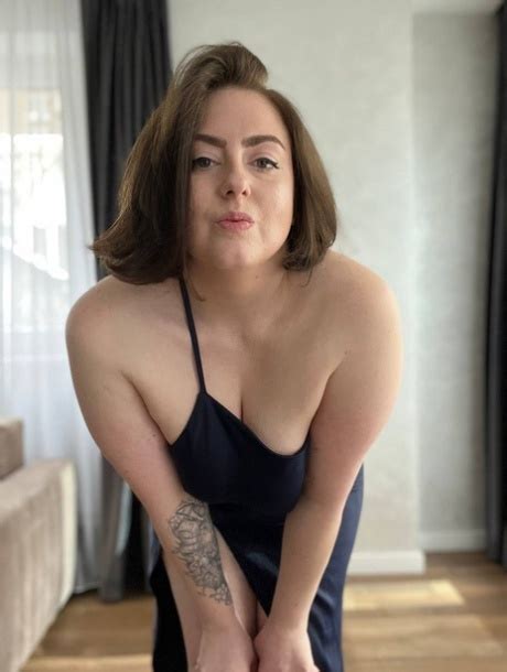 Dikke OnlyFans Model Kristi KKK Stript Toont Haar Grote Tieten Kont