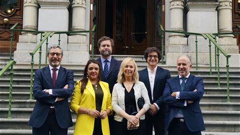 Iván Espinosa junto a los 4 diputados de VOX Asturias en el Parlamento