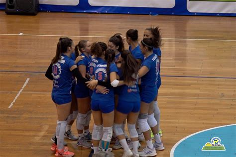 Pallavolo Femminile Serie B La Traina Centra La Terza Vittoria Di