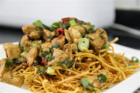 Reem in the kitchen: Recipe #24 Thai Chicken Stir fry with fried pancit ...