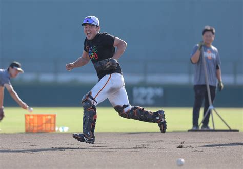 【巨人】山瀬慎之助、阿部慎之助新監督の鬼ノックでドロドロ 特守で横っ飛び 2023年11月8日掲載 ライブドアニュース