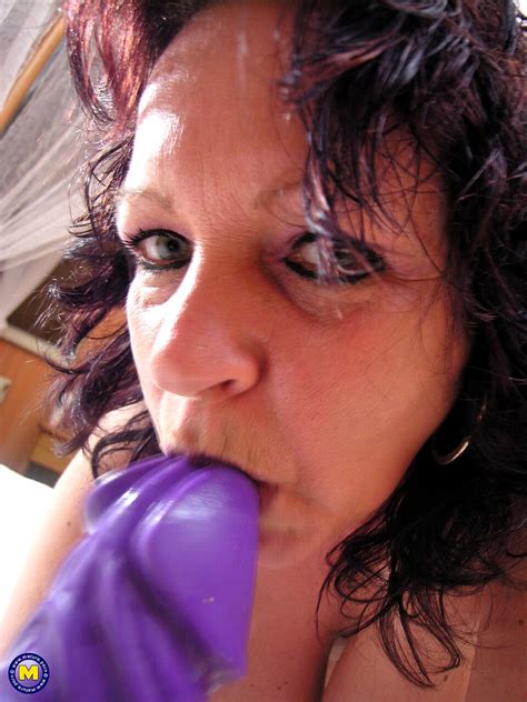 Maturenl Hetty Etite Spreading Oiled Milfs Xxx Porn Pics