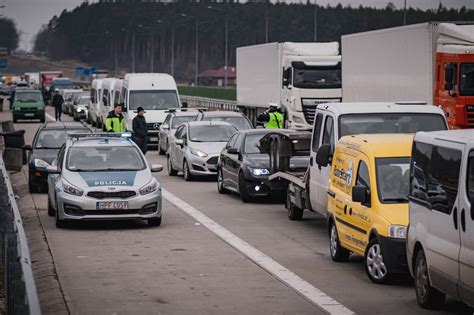 Kilometrowa Kolejka Tir W Czekaj Cych Na Odpraw Na Polsko