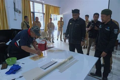 Lestarikan Naskah Kuno Pemkot Baubau Lakukan Laminating Dan