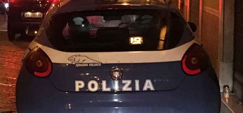 Rapinano E Picchiano Un Passante Di Notte Alla Fermata Del Bus Di Via