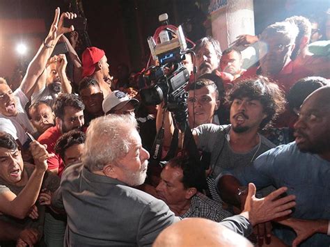 Lula Se Entrega A La Policía Para Cumplir Condena