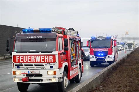 Schwerer Lkw Unfall auf der A1 beim Knoten Linz Fahrer in Führerhaus