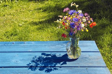 Ramalhete Das Flores Selvagens No Banco De Madeira Amarelo Na Cubeta