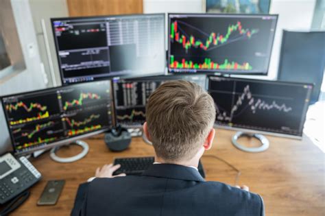 Best Monitors for Traders – A Complete Guide in 2023 - ViewSonic Library