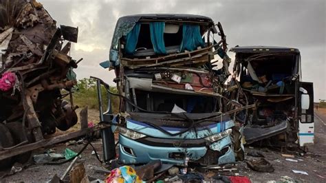 Acidente entre dois ônibus e caminhão deixa cinco mortos na Bahia