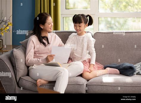 Mère aidant sa fille à faire ses devoirs Banque de photographies et d