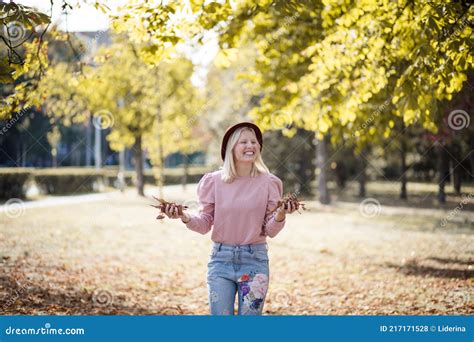 Mujer Rubia Sonriente Con Hojas De Otoño Foto de archivo Imagen de