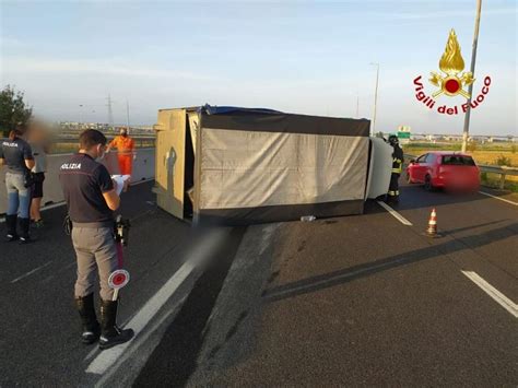 Incidente Sulla Fi Pi Li Si Ribalta Un Furgone