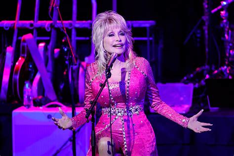 Rock Hall of Fame Says Dolly Parton's 2022 Nomination Stands