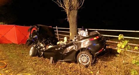 Kolejna tragedia na drodze Alfa Romeo uderzyło w drzewo Zginęły dwie