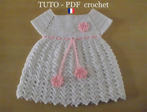 PDF CROCHET Robe bébé blanche orné d une lanière et de 3 fleurs roses