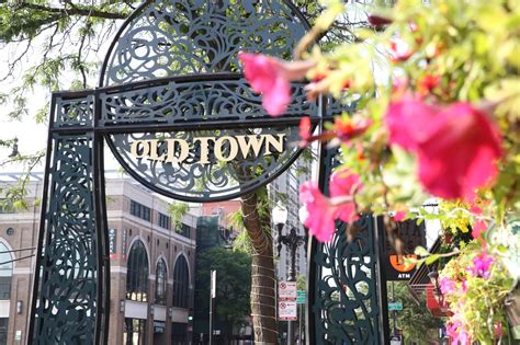 Everything To Know About Living In Chicago S Old Town Neighborhood