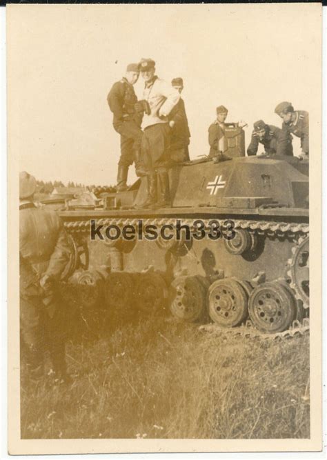 Foto Soldaten Der Wehrmacht Auf Einem Sturmgesch Tz Panzer In Russland