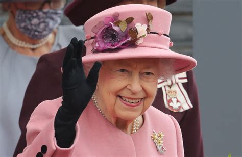 La Reina Isabel Ii Retoma Compromisos Oficiales Tras Estar